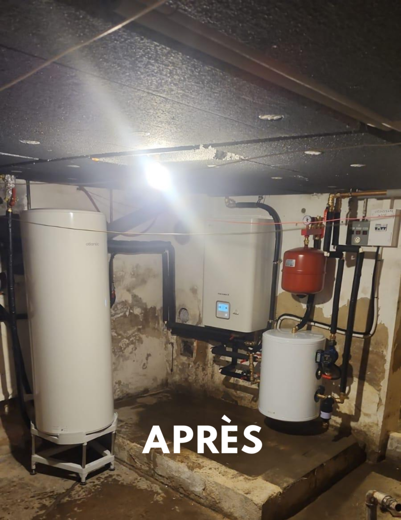 Installation d’une pompe à chaleur avec ballon d’eau chaude et module hydraulique en sous-sol après rénovation.